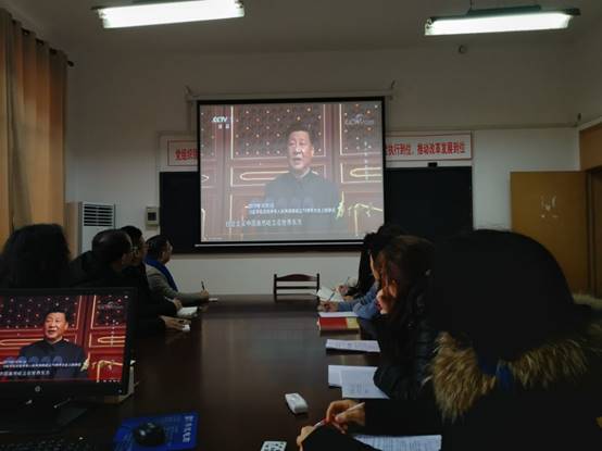 说明: I:\saving\2020年11月至2021年2月\关于组织学习\关于组织观看《为了和平》20201221\伟德国际1946组织全体教职工观看纪录片《为了和平》\伟德国际1946教工第一党支部《为了和平》观看学习开展情况\教工第一党支部组织观看照片集\支部集体观看 1.jpg